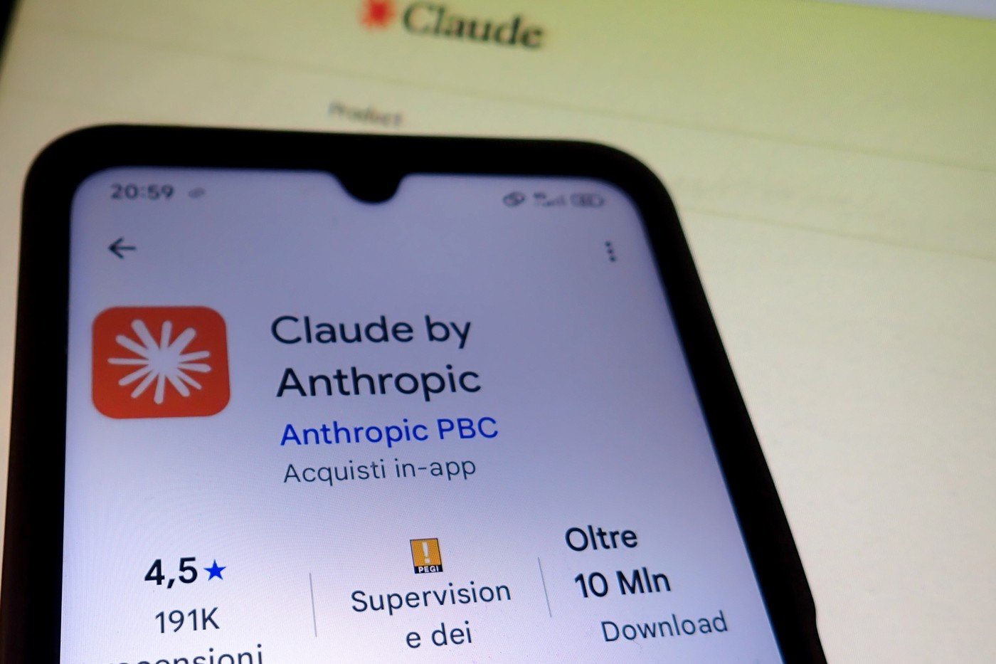 Claude urcă pe primul loc în Apple App Store