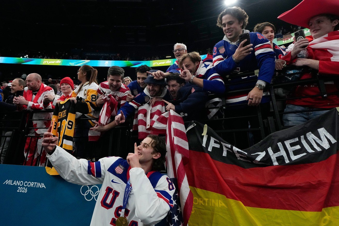 SUA, aur la hochei pe gheață la Milano-Cortina Echipa Statelor Unite a câștigat medalia de aur la hochei pe gheață în cadrul Jocurilor Olimpice de Iarnă de la Milano-Cortina, învingând Canada în finală cu scorul de 2-1, după prelungiri