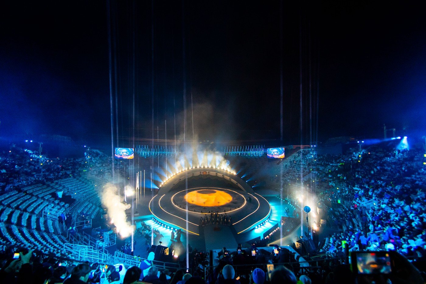 Opțiuni:

Milano Cortina 2026: Ceremonia de închidere, imagini spectaculoase. (59 caractere)
Olimpiada Milano Cortina 2026: S-a încheiat. Imagini de la final. (57 caractere)
Final de Olimpiadă la Milano Cortina 2026: Spectacol la ceremonia de închidere. (70 caractere)
Milano Cortina 2026: S-a stins flacăra olimpică. Imagini de la închidere. (67 caractere)