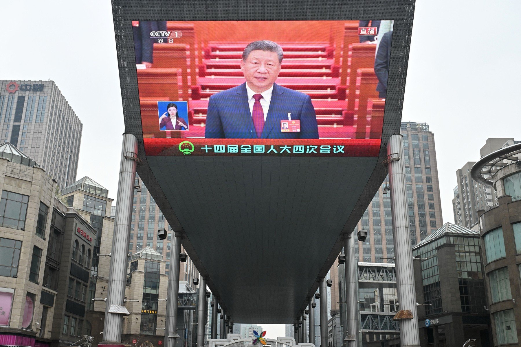 China vrea să domine tehnologia și anunță investiții masive în inteligența artificială, calculul cuantic și roboți umanoizi