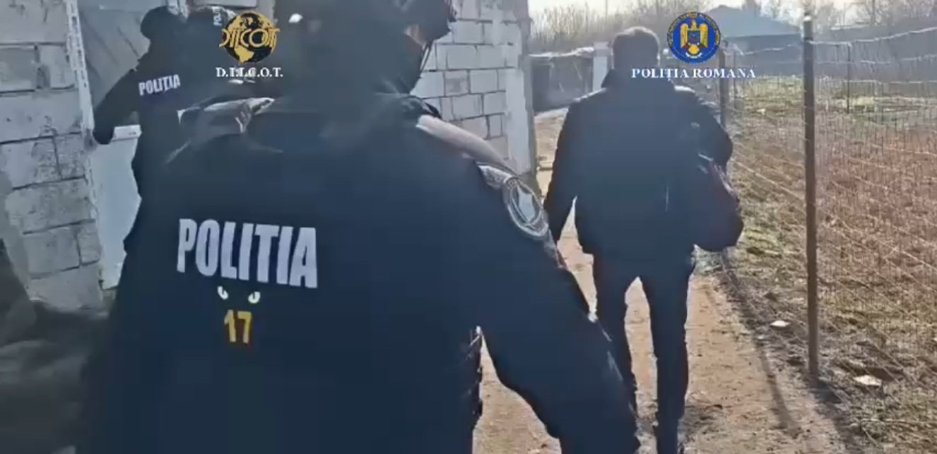 Trei tineri, inclusiv doi minori, reținuți în Teleorman pentru trafic de minori și alte infracțiuni Procurorii DIICOT Teleorman au reținut trei persoane, printre care doi minori în vârstă de 16 ani, acuzați de trafic de minori, acces ilegal la sisteme informatice, alterarea datelor informatice și furt calificat