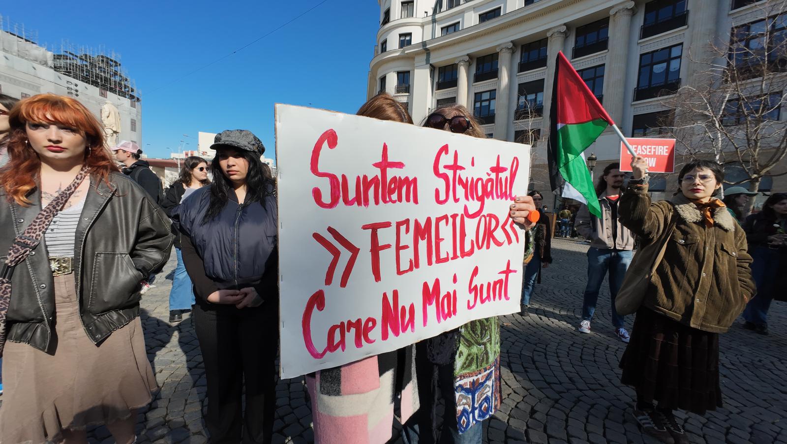 Proteste de 8 Martie în București: Opoziție față de Măsurile de Austeritate București, 8 Martie – Câteva sute de persoane s-au adunat duminică, în fața Universității București, pentru a protesta