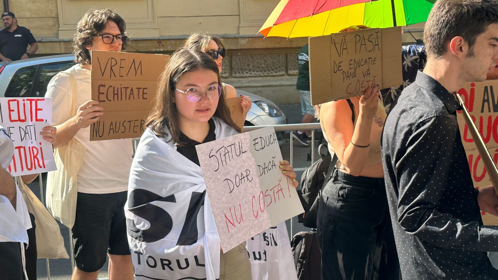 Studenții protestează față de reducerile bugetare din educație Alianța Națională a Organizațiilor Studențești din România (ANOSR) a anunțat un protest în Piața Victoriei din București pentru sâmbătă, 14 martie, începând cu ora 19:00, ca reacție la intenția Guvernului de a diminua fondurile alocate educației