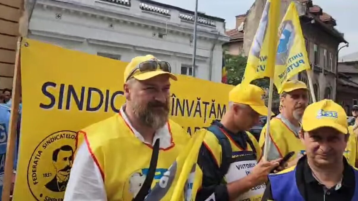 Profesorii amenință cu grevă și refuză simulările naționale, acuzând presiuni din partea autorităților Federațiile sindicale din educație „Spiru Haret” și FSLI au demarat un referendum în rândul membrilor privind neparticiparea la simulările examenelor naționale și/sau declanșarea grevei în perioada acestora