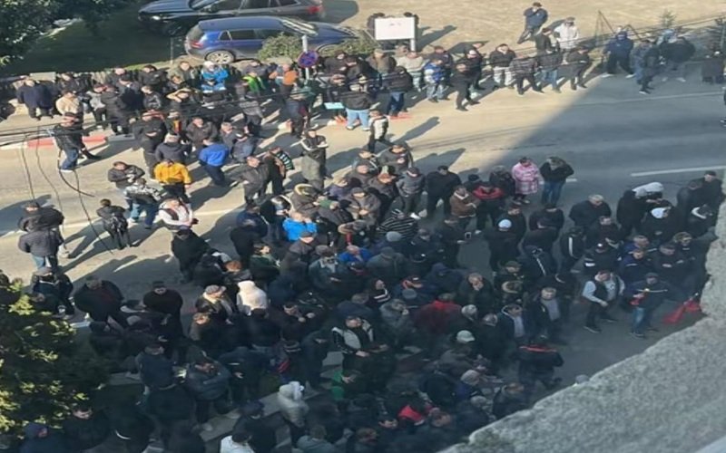 Proteste la Târgu Jiu: Sute de mineri și energeticieni își strigă nemulțumirile Târgu Jiu a fost scena unor proteste ample miercuri, minerii și angajații din sectorul energetic manifestându-și nemulțumirea față de deciziile luate de conducerea Complexului Energetic Oltenia (CE Oltenia)