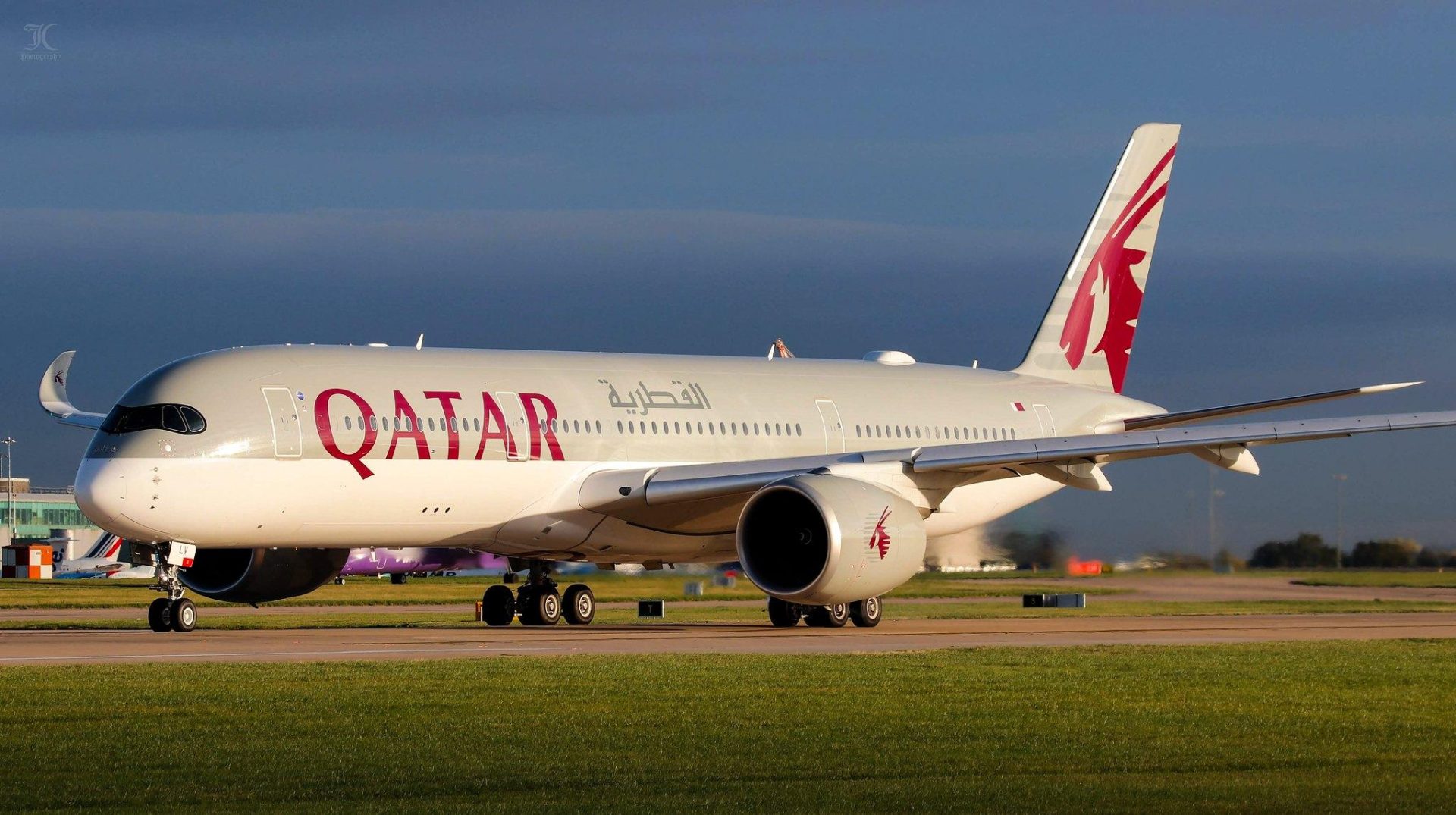 Qatar Airways își protejează avioanele în Spania, pe fondul tensiunilor din Orientul Mijlociu Compania aeriană Qatar Airways a mutat deja aproape 20 de avioane la Teruel, în Spania, în încercarea de a-și proteja flota de potențialele amenințări