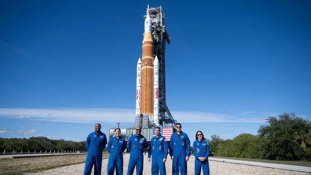 Gigantul spațial al NASA, din nou pe platforma de lansare, în așteptarea misiunii lunare NASA pregătește pentru a doua oară racheta sa spațială gigantică pentru o misiune istorică: trimiterea de astronauți în jurul Lunii