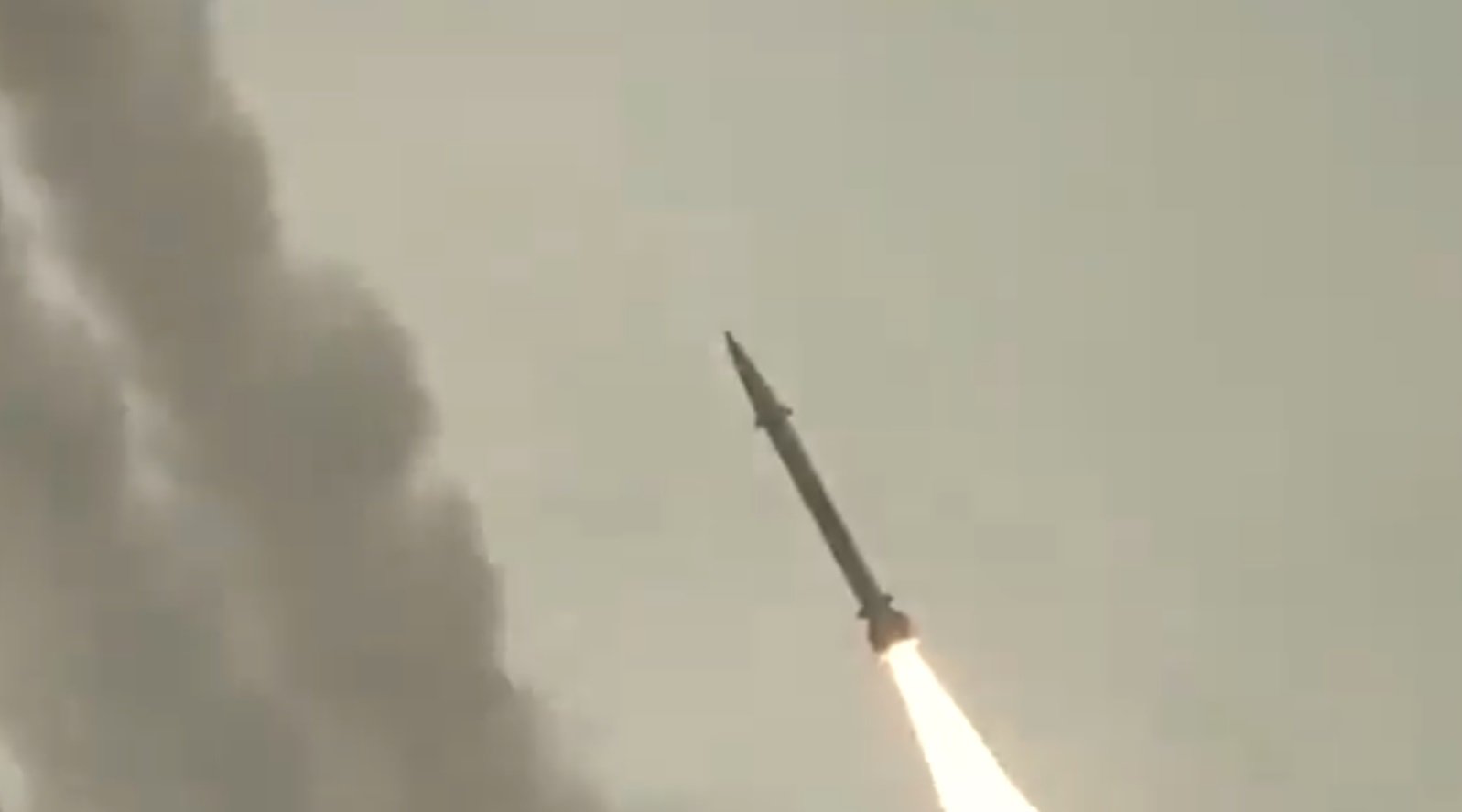 Tensiuni crescute în Orientul Mijlociu: Iranul amenință cu atacuri asupra instalației nucleare Dimona Un oficial militar iranian a avertizat miercuri că Teheranul ar putea ataca instalația nucleară israeliană de la Dimona, ca reacție la orice tentativă a Israelului sau a Statelor Unite de a provoca o schimbare de regim în Iran