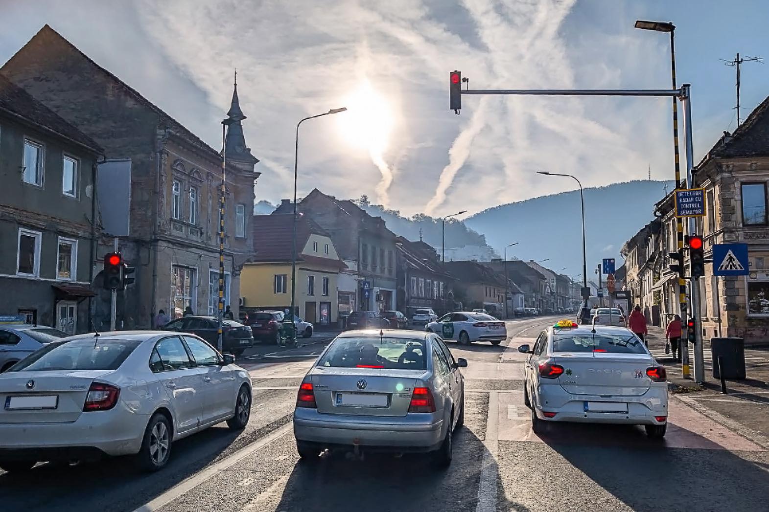 Brașovul introduce radare inovatoare pentru siguranța rutieră și fluidizarea traficului Municipiul Brașov va implementa radare performante capabile să schimbe culoarea semaforului la detectarea vitezei excesive
