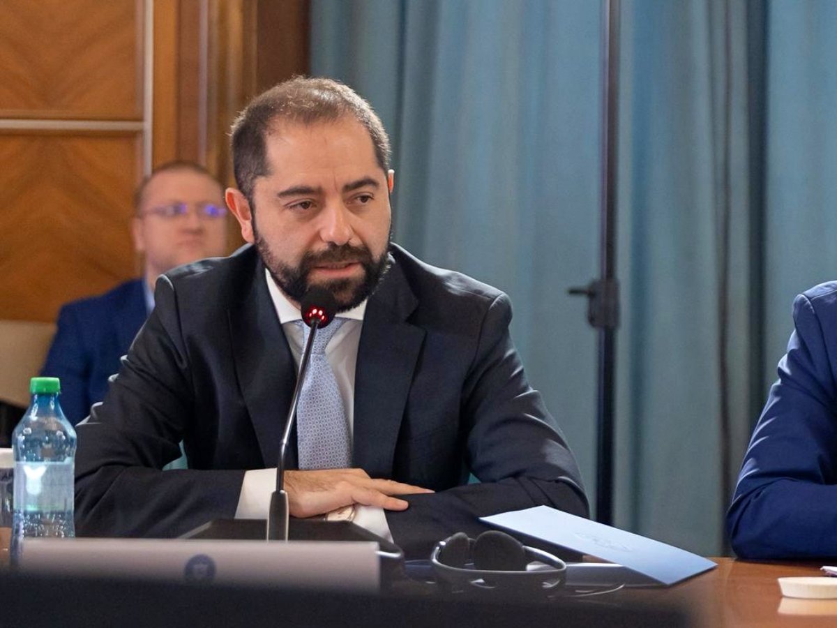 Burnete: Investițiile în educație, o prioritate pentru resursele statului Consilierul prezidențial Radu Burnete a subliniat importanța investițiilor în educație ca prioritate pentru utilizarea resurselor statului, în cadrul dezbaterii „România: creștere economică bazată pe competitivitate”
