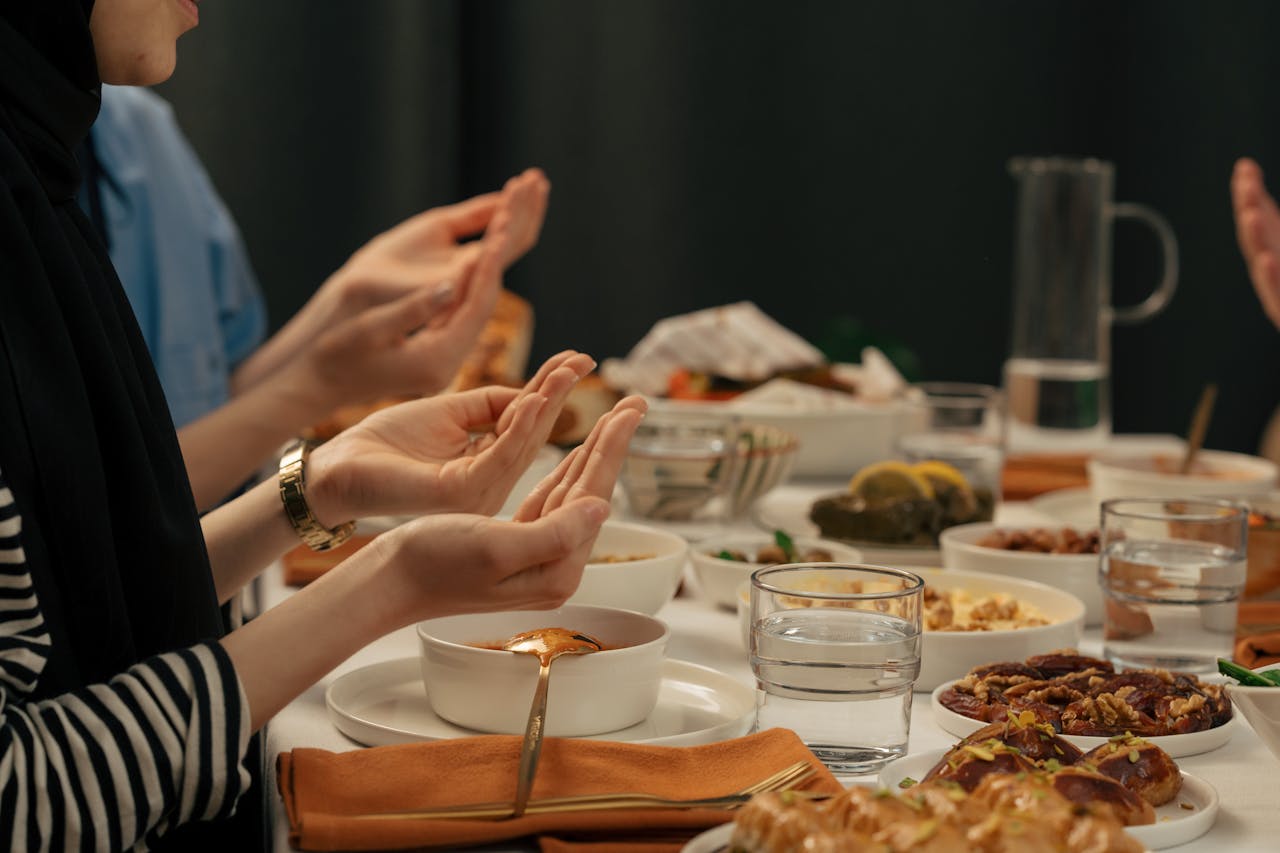 Ramazan Bayram: O sărbătoare a bucuriei și a comunității pentru musulmani Ramazan Bayram, cunoscută și sub numele de Eid al-Fitr, este o sărbătoare majoră pentru musulmani, marcată la finalul Ramadanului, luna de post
