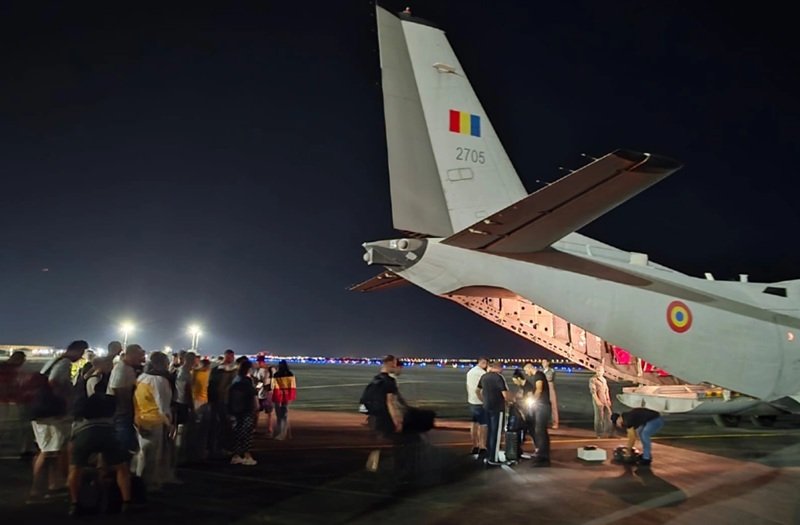 Bolojan cere ajutorul Emiratelor Arabe Unite pentru repatrierea românilor din zonele de conflict Premierul Marcel Ciolacu a solicitat sprijinul autorităților din Emiratele Arabe Unite (EAU) pentru a facilita culoarele de zbor necesare companiilor aeriene românești