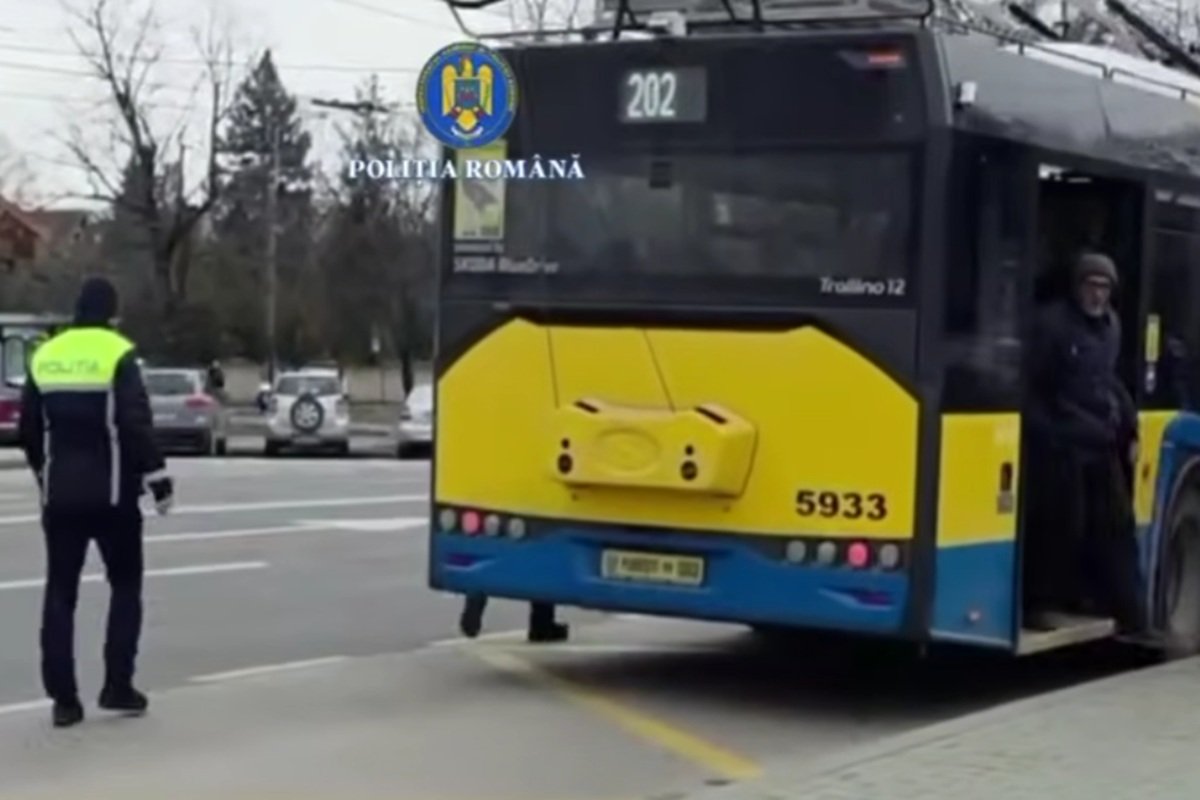 Ploiești: Troleibuze fără ITP timp de 30 de ani Timp de trei decenii, troleibuzele din Ploiești au circulat fără a fi supuse inspecțiilor tehnice periodice (ITP), dezvăluie o investigație jurnalistică
