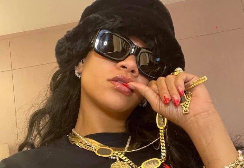Rihanna, ținta unui atac armat la reședința din Los Angeles Cântăreața internațională Rihanna a fost victima unui atac armat la reședința sa din Los Angeles