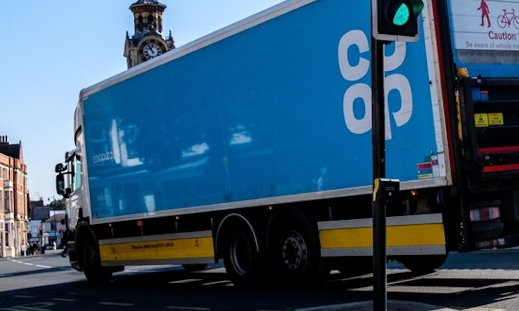 Când algoritmii decid ce mâncăm: riscurile dependenței de sistemele digitale în lanțul alimentar În era digitalizării accelerate, lanțul alimentar global este din ce în ce mai dependent de platforme digitale, baze de date și sisteme automate