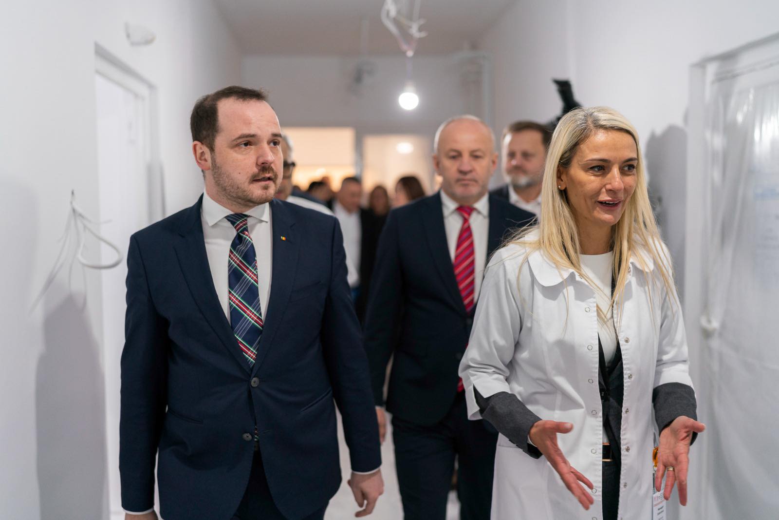 Extinderea rețelei de îngrijire cardiacă critică: încă patru spitale incluse Ministrul Sănătății, Alexandru Rogobete, a anunțat vineri extinderea rețelei de Unități de Supraveghere și Tratament Avansat al Pacienților Cardiaci Critici (AP-USTACC) cu încă patru spitale din țară