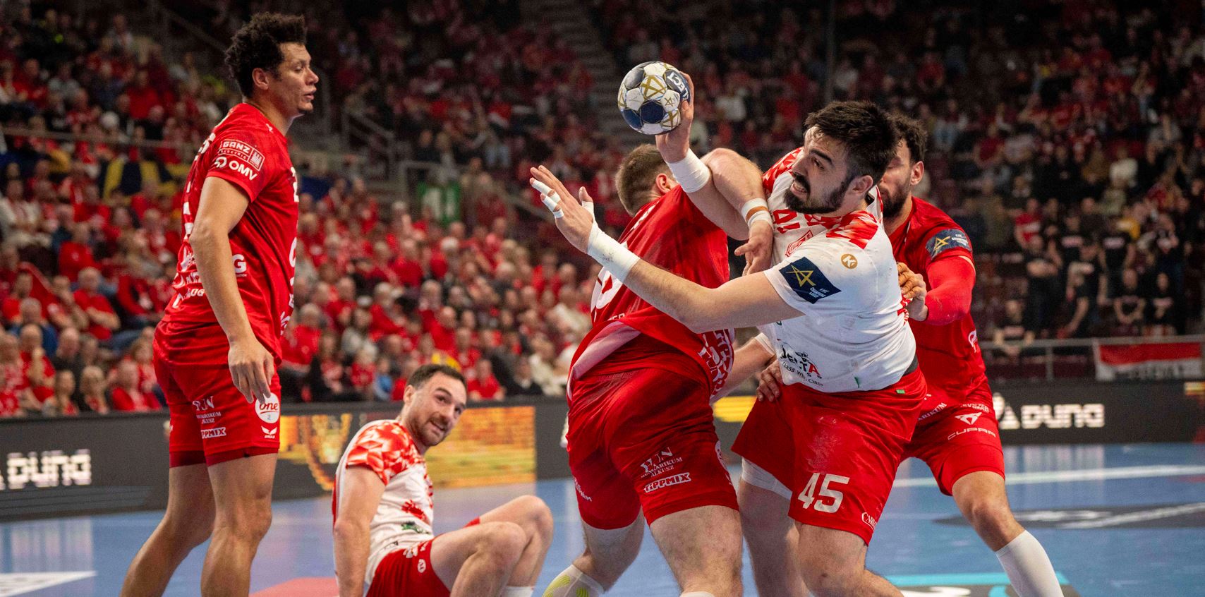 Dinamo București se pregătește de schimbări majore la finalul unui sezon european dezamăgitor, dar cu ochii ațintiți spre titlul în Liga Zimbrilor și consolidarea echipei