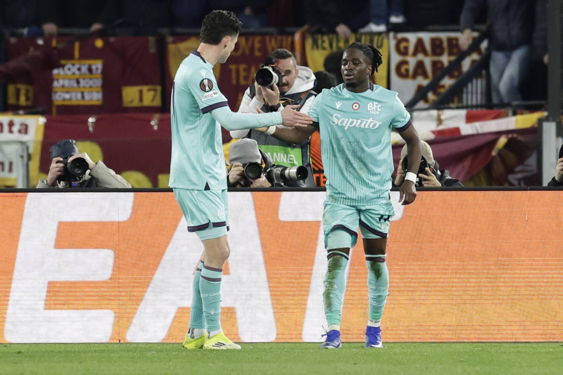 Bologna învinge Roma în prima manșă a optimilor Europa League, dar cu proteste vehemente Olimpico a fost scena unui meci tensionat în Europa League, unde Bologna a reușit să învingă Roma în prima manșă a optimilor de finală