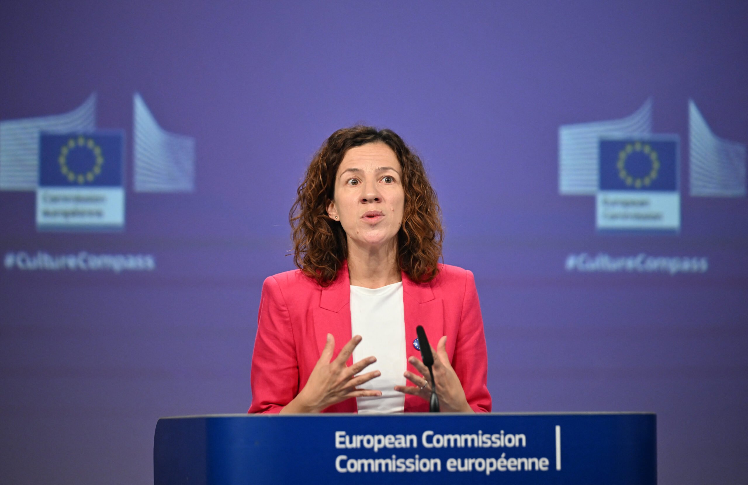 România solicită activarea mecanismului european pentru repatrierea cetățenilor afectați de război Vicepreședinta Comisiei Europene, Roxana Mînzatu, a anunțat că România se numără printre țările care au cerut activarea mecanismului de protecție civilă al Uniunii Europene