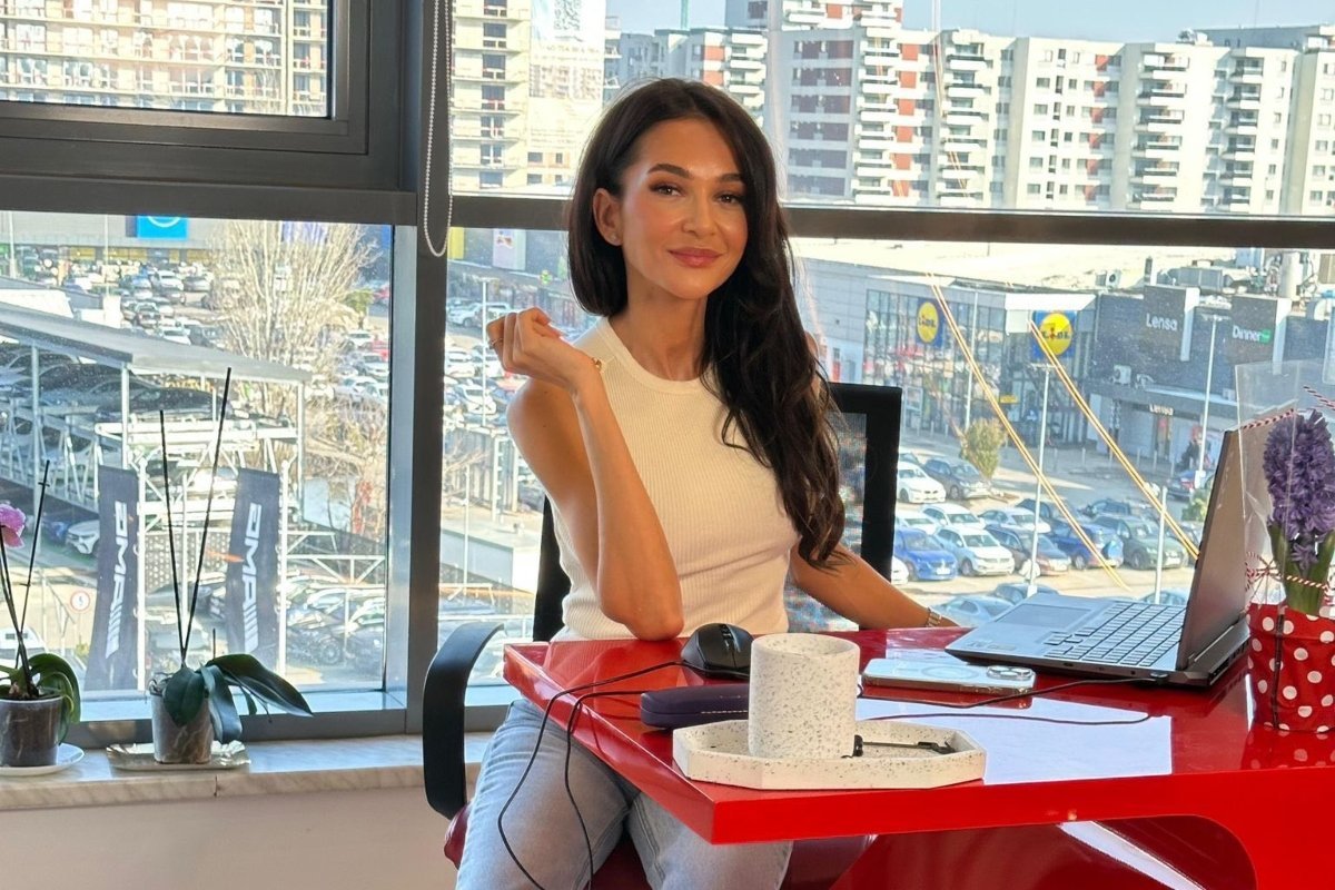 Ruxandra Luca anunță o posibilă revenire pe scena publică Actrița Ruxandra Luca a stârnit o serie de reacții în mediul online după ce a postat un mesaj pe rețelele de socializare, lăsând să se înțeleagă o iminentă revenire în atenția publicului