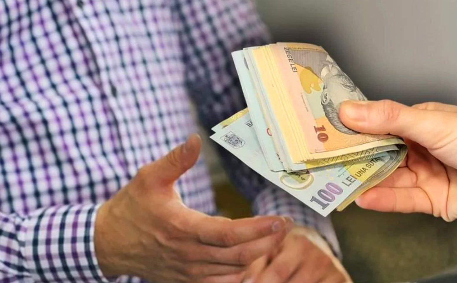 Sfârșitul „secretului salarial”: Angajații vor putea discuta liber despre venituri, iar firmele trebuie să explice diferențele de salarizare Directiva europeană privind transparența salarială va schimba radical modul în care angajații și angajatorii români vor aborda discuțiile despre remunerație