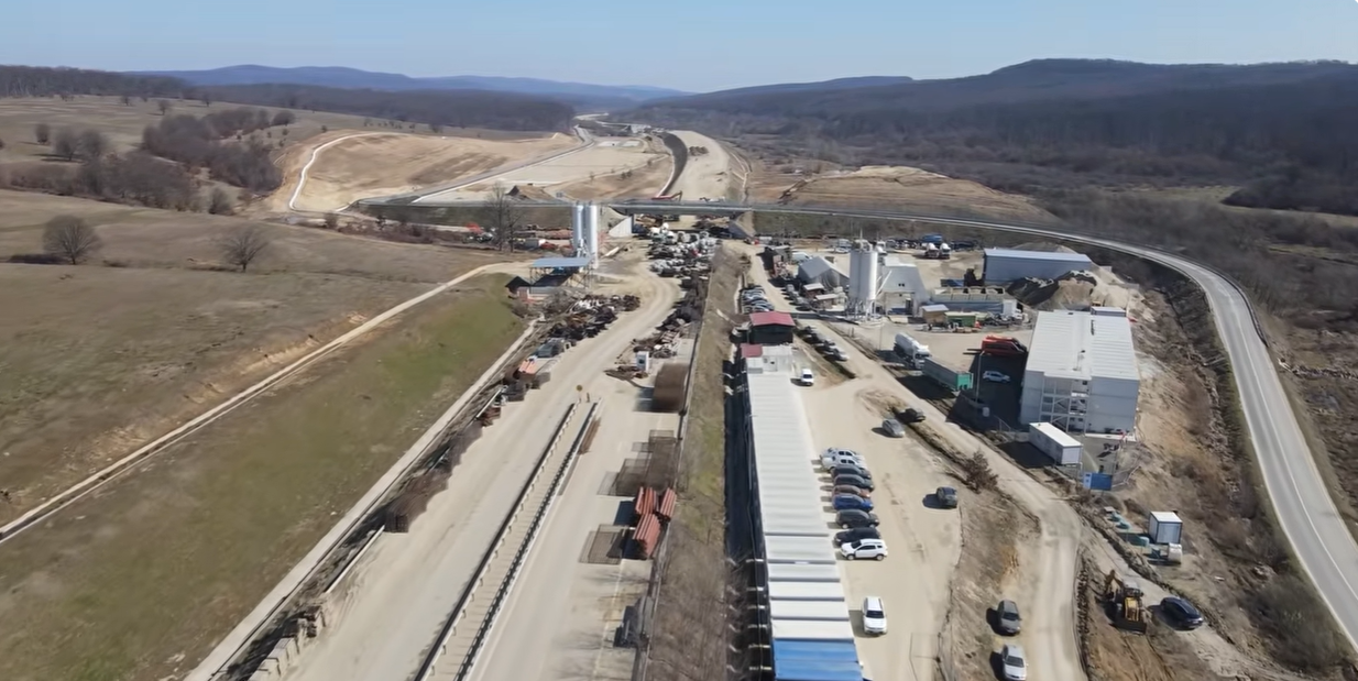 Șantierul de pe lotul Margina – Holdea accelerează: finalizarea, amânată cel mai probabil pentru 2027 Lucrările pe tronsonul Margina – Holdea al autostrăzii sunt în plină desfășurare, cu mobilizare intensă a constructorilor