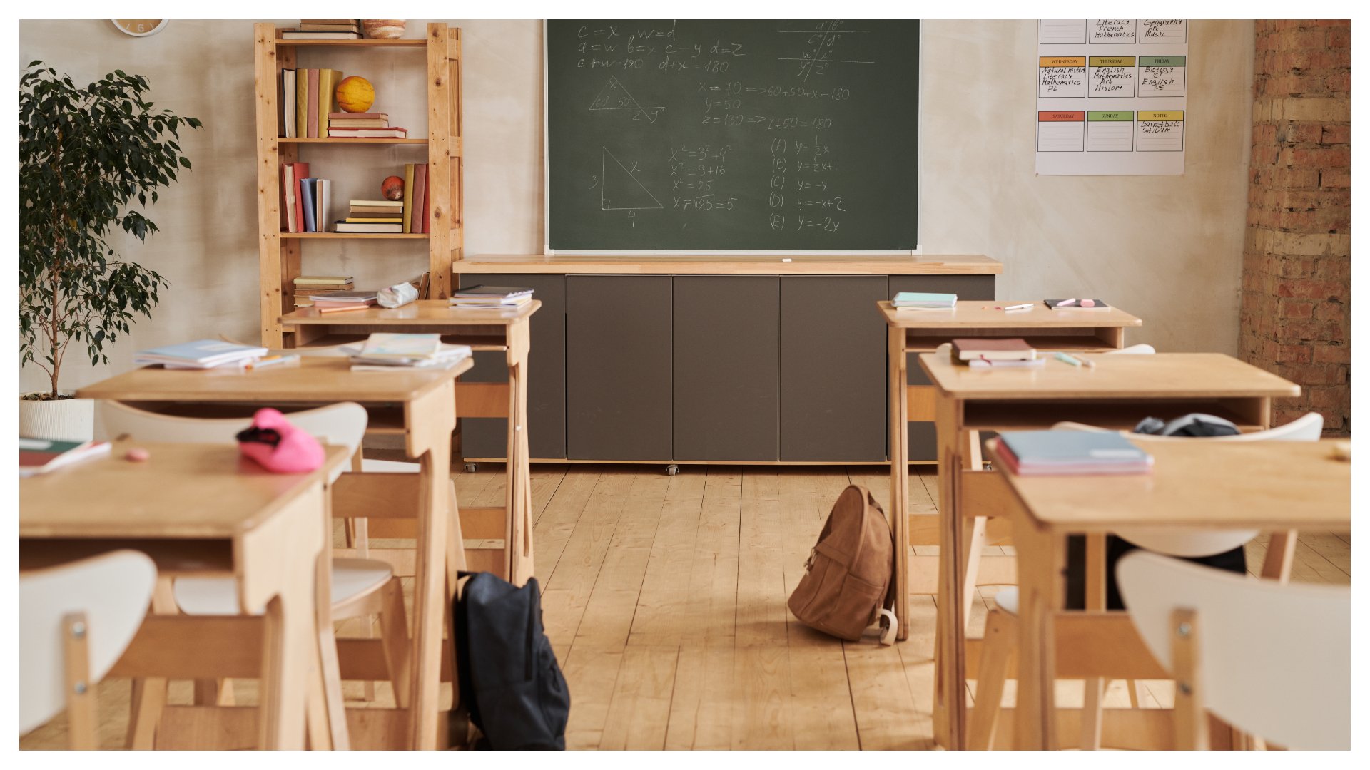 Franța ia în considerare decalarea orelor de curs pentru elevi O dezbatere importantă privind orarul școlar se desfășoară în Franța, cu posibilitatea de a modifica orele de începere a cursurilor în gimnazii și licee