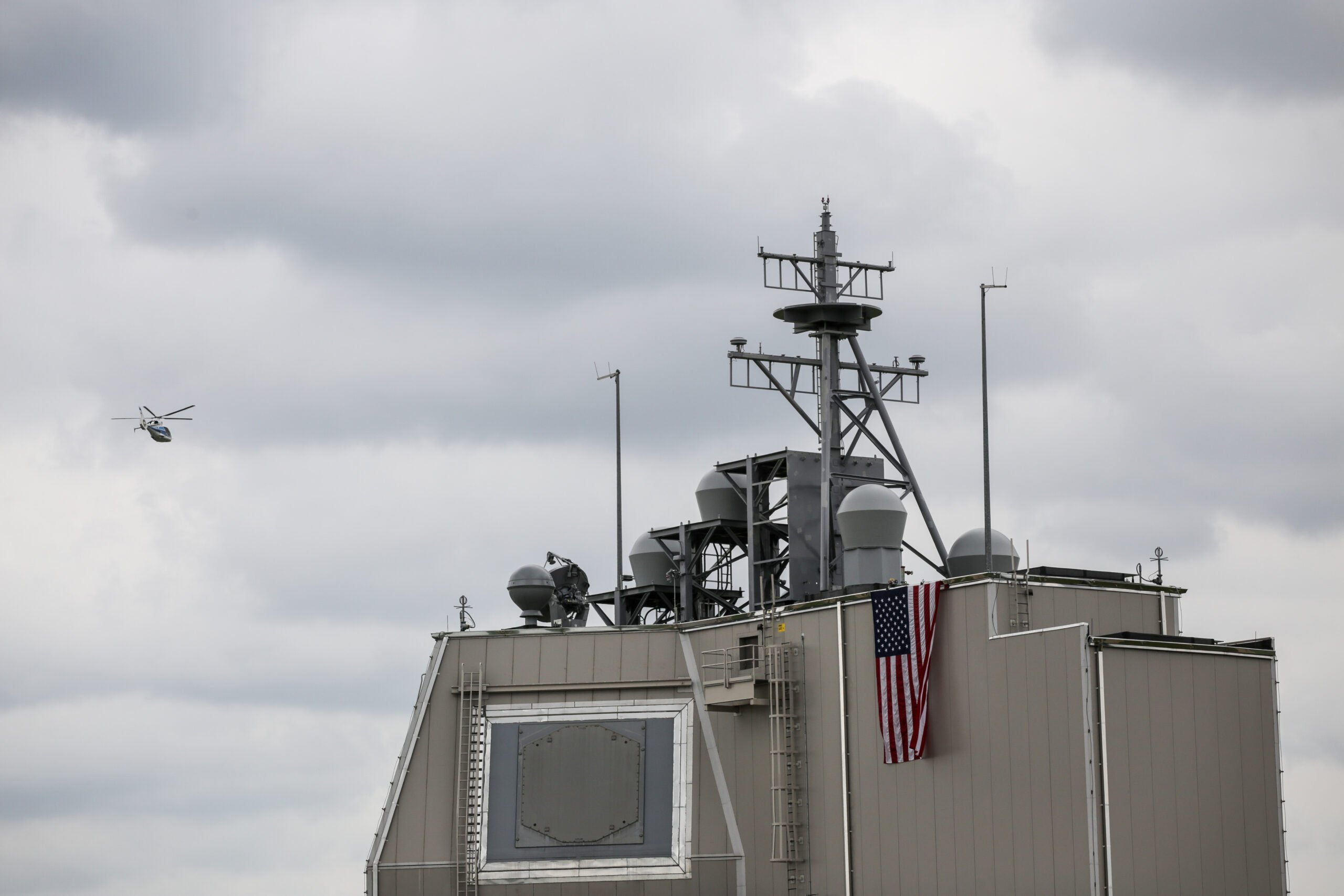 Scutul antirachetă de la Deveselu: Istoric, importanță și riscuri Generalul Alexandru Grumaz a discutat despre scutul antirachetă de la Deveselu într-un interviu acordat lui Robert Turcescu, difuzat pe canalul de YouTube „HAI România!”