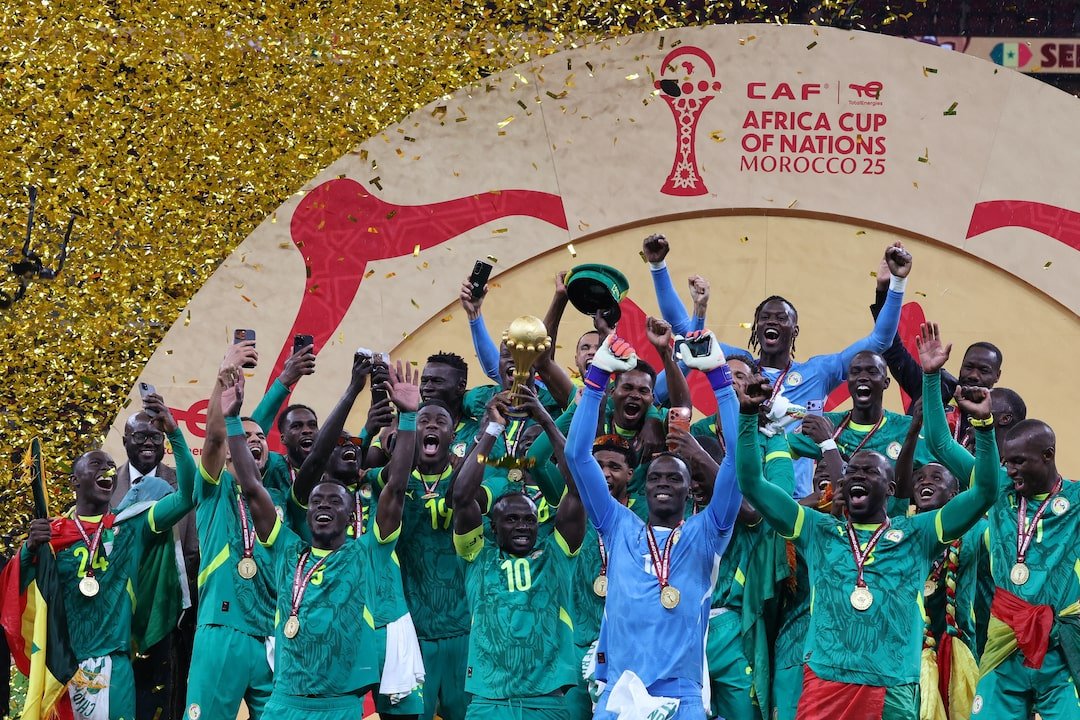 Decizie controversată în fotbalul african: Senegalul, retrogradat la masa verde după ce a câștigat Cupa Africii La 59 de zile după ce Senegalul triumfa în finala Cupei Africii pe terenul de joc, ridicând trofeul sub ochii jucătorilor marocani înfrânți, forul continental de fotbal, CAF, a produs o răsturnare de situație surprinzătoare