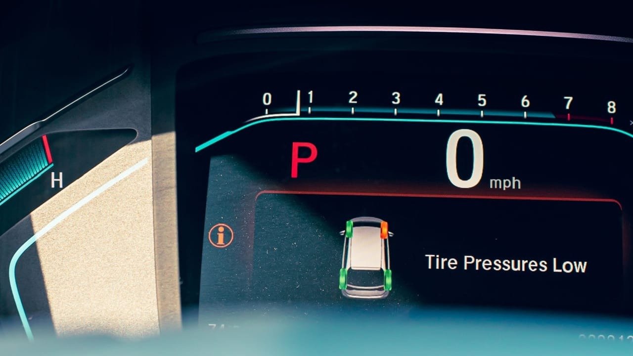 Senzorii din mașină, o nouă vulnerabilitate: datele privind presiunea anvelopelor pot fi folosite pentru a te urmări Un studiu recent arată că senzorii de presiune din anvelopele mașinilor pot dezvălui informații sensibile despre utilizatori, permițând urmărirea acestora