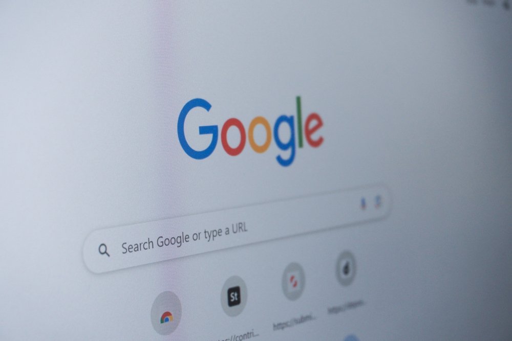 Google avertizează: motorul de căutare ar putea avea de suferit din cauza noilor reguli privind utilizarea inteligenței artificiale Google a tras un semnal de alarmă cu privire la posibilele consecințe ale unor noi reglementări menite să limiteze modul în care compania utilizează conținutul web în funcțiile sale bazate pe inteligență artificială (AI)