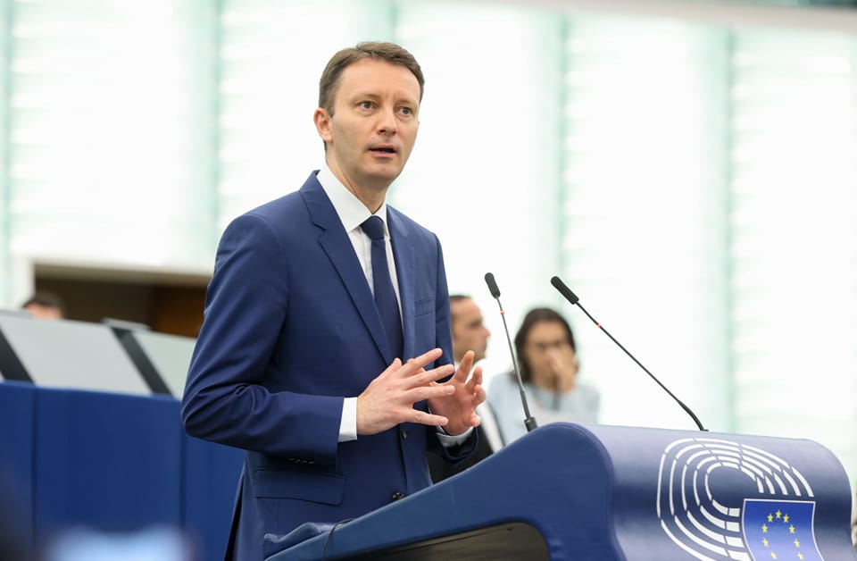 Mureșan: Grindeanu, acuzat de promovarea instabilității și a unui rol politic partizan Europarlamentarul liberal Siegfried Mureșan îl acuză pe președintele Camerei Deputaților, Sorin Grindeanu, că ar fi adoptat un discurs care sugerează dorința de instabilitate politică, la o întâlnire recentă cu președinta Parlamentului European, Roberta Metsola
