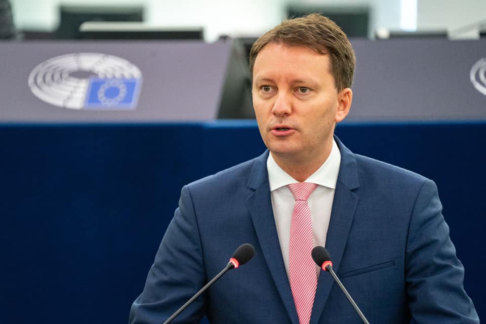 Mureșan (PNL) acuză: România plătește 60 de miliarde de lei dobânzi din cauza datoriilor făcute de guvernele anterioare Deputatul european Siegfried Mureșan (PNL) a declarat luni că România plătește în acest an aproximativ 60 de miliarde de lei doar pentru dobânzile aferente împrumuturilor contractate de guvernele anterioare, în special cele conduse de Partidul Social Democrat (PSD)