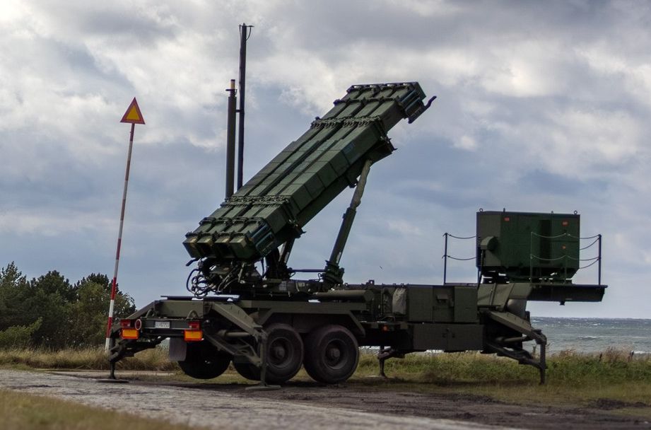 România, cu ochii pe stocurile americane de interceptori Patriot Preocupări la București privind posibilele întârzieri în aprovizionarea cu interceptori pentru sistemele Patriot, în contextul conflictului din Orientul Mijlociu
