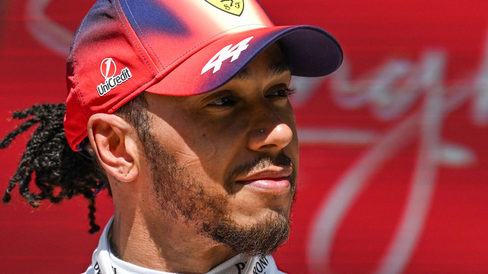 Hamilton acuză Mercedes de „moduri speciale” în calificări Shanghai, China – Lewis Hamilton, fostul campion mondial de Formula 1, a sugerat că echipa sa de suflet, Mercedes, are motoare mai puternice pe care nu le folosește decât în calificări