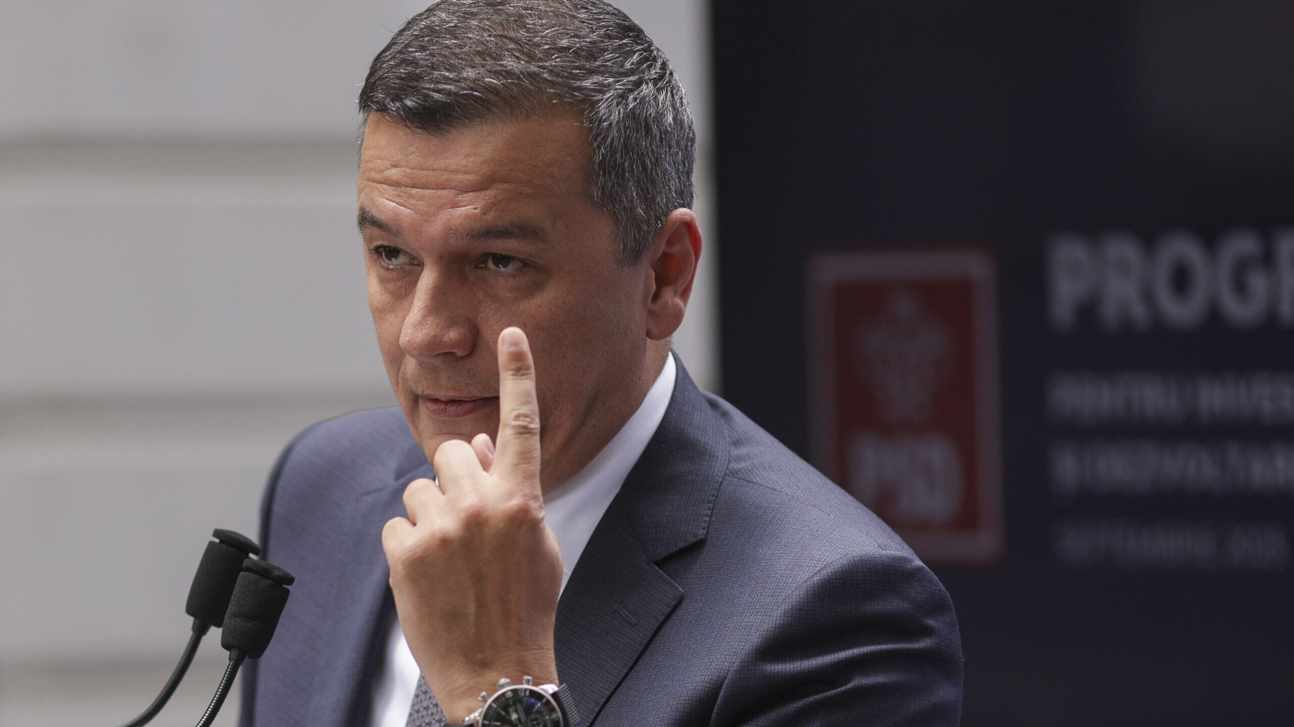 Tensiuni în coaliția de guvernare: Grindeanu acuză, Bolojan dezminte Președintele PSD, Sorin Grindeanu, a criticat dur deciziile premierului Ilie Bolojan, susținând că măsurile fiscale adoptate favorizează companiile mari în detrimentul persoanelor vulnerabile