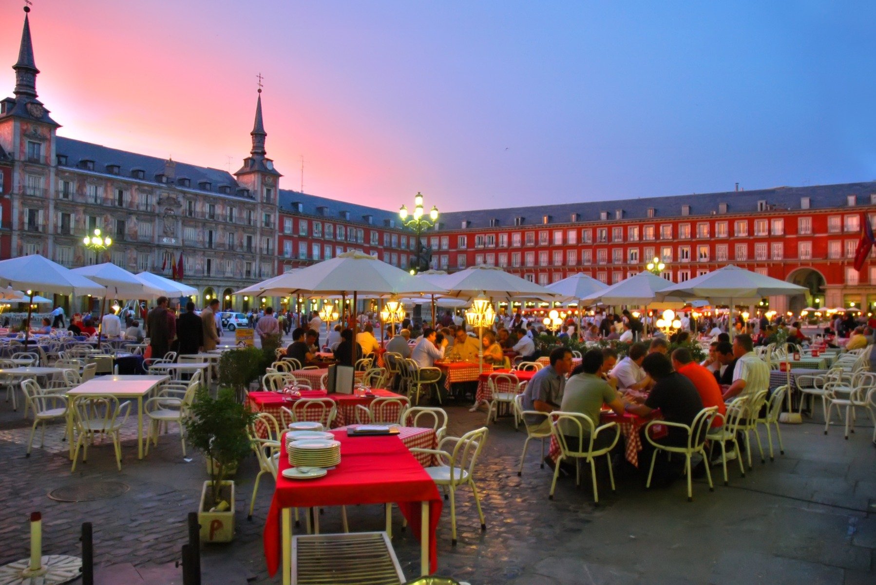 Madrid, desemnat cel mai romantic oraș din Europa într-un studiu recent Capitala Spaniei, Madrid, a fost desemnată drept cel mai romantic oraș din Europa, depășind destinații consacrate precum Parisul sau Veneția, conform unui studiu realizat de compania aeriană Icelandair