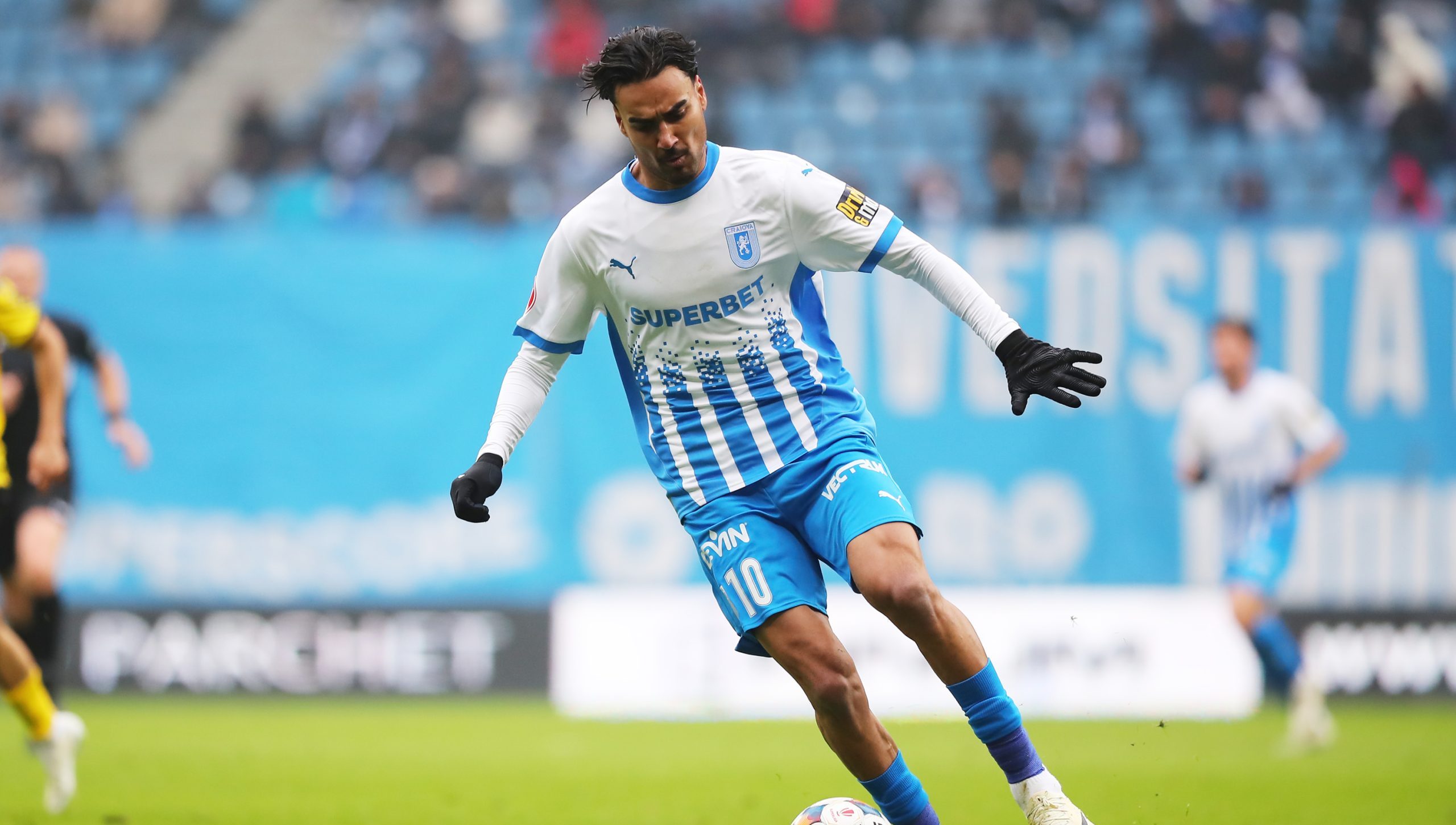 Universitatea Craiova, victorie dramatică în Cupa României și anunțul surprinzător al lui Baiaram Universitatea Craiova s-a calificat în semifinalele Cupei României Betano, după o victorie dramatică cu CFR Cluj, scor 3-1, în sfertul de finală disputat pe teren propriu