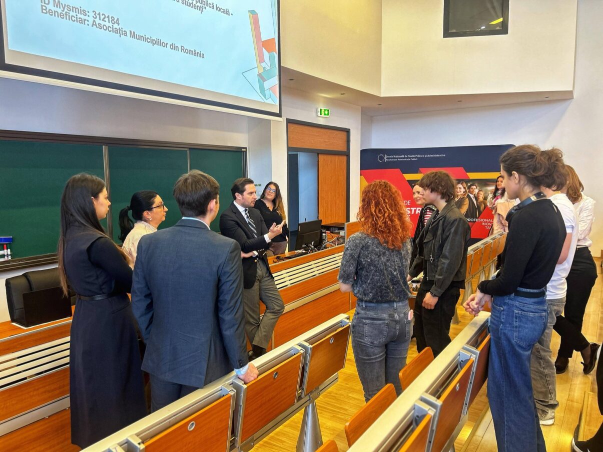 Viceprimarul Capitalei face apel la tinerii studenți: „România se schimbă repede” Stelian Bujduveanu, viceprimarul Capitalei, a îndemnat studenții de la SNSPA să ia în considerare o carieră în administrația publică