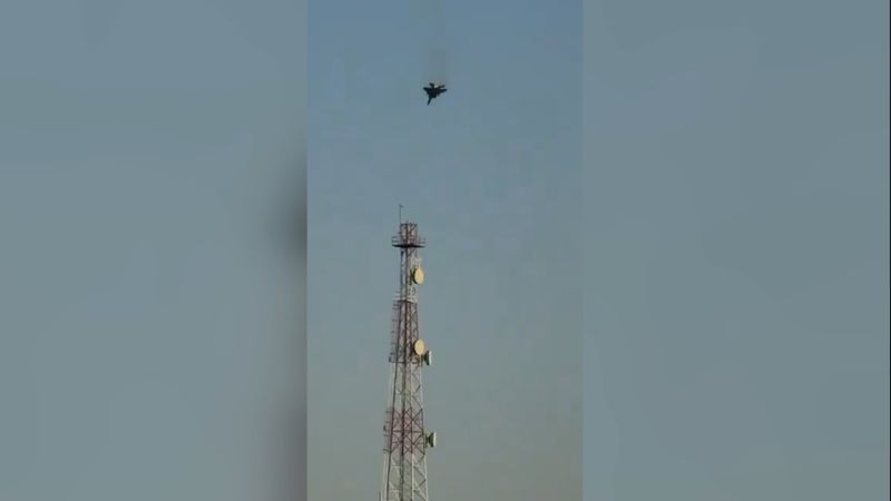 Trei avioane de vânătoare americane s-au prăbușit în Kuweit, posibil din cauza unui „foc prietenesc” București, România – Trei avioane de vânătoare americane F-15E Strike Eagle s-au prăbușit luni în Kuweit, în urma unui incident care pare să fi fost provocat de „foc prietenesc”, a anunțat armata americană
