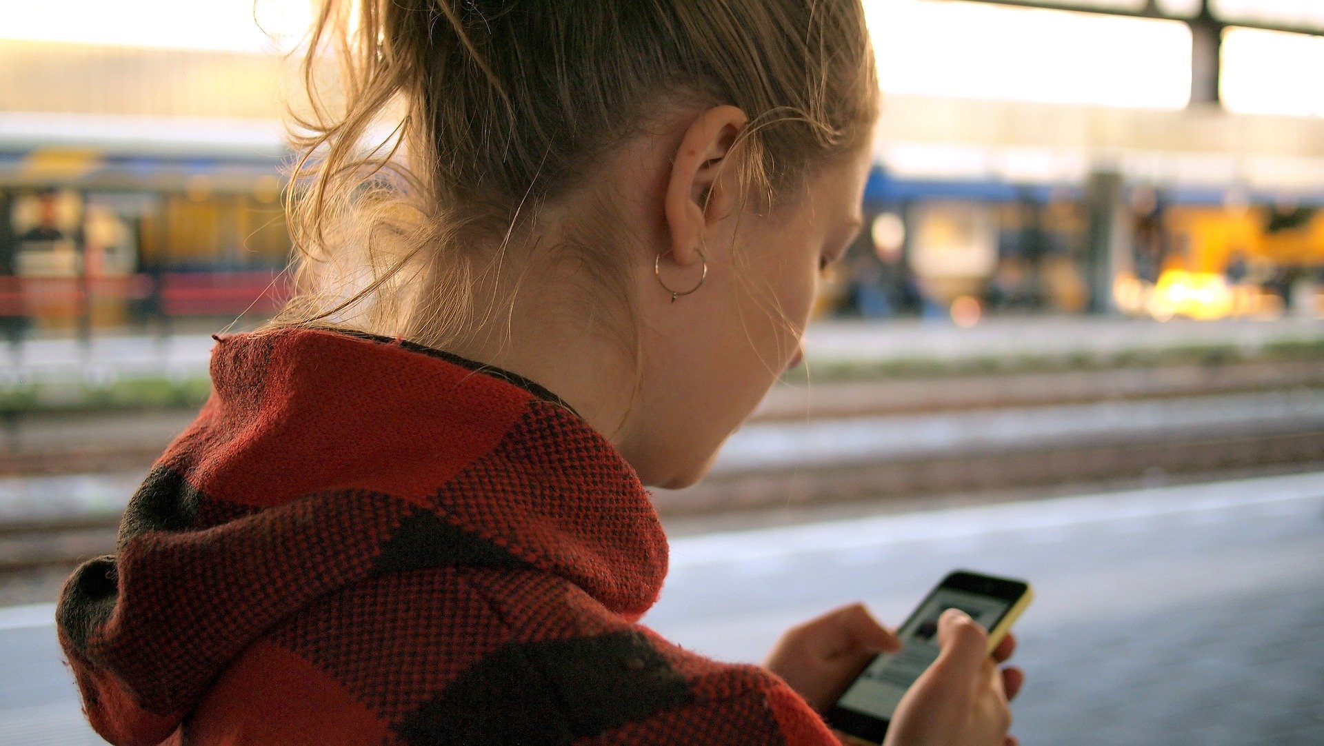 Relațiile tradiționale, mai relevante decât cele online, susține un psihoterapeut Într-o perioadă definită de aplicațiile de dating, relațiile formate în mod tradițional, prin prieteni, facultate sau locul de muncă, rămân relevante