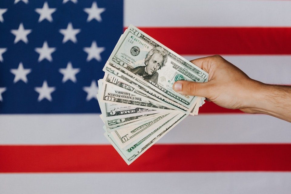 Trump va semna bancnotele americane: o premieră pentru un președinte în exercițiu Departamentul Trezoreriei Statelor Unite intenționează să imprime semnătura fostului președinte Donald Trump pe noile bancnote de dolar, o decizie fără precedent în istoria țării