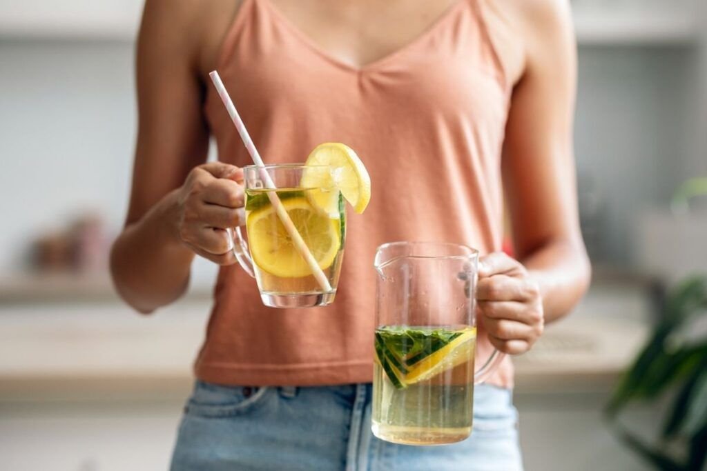 Detoxifierea: Ghid practic pentru un restart al organismului O cură de detoxifiere nu „curăță” organismul peste noapte, ci are rolul de a simplifica alimentația temporar, susținând funcțiile ficatului, rinichilor și intestinelor