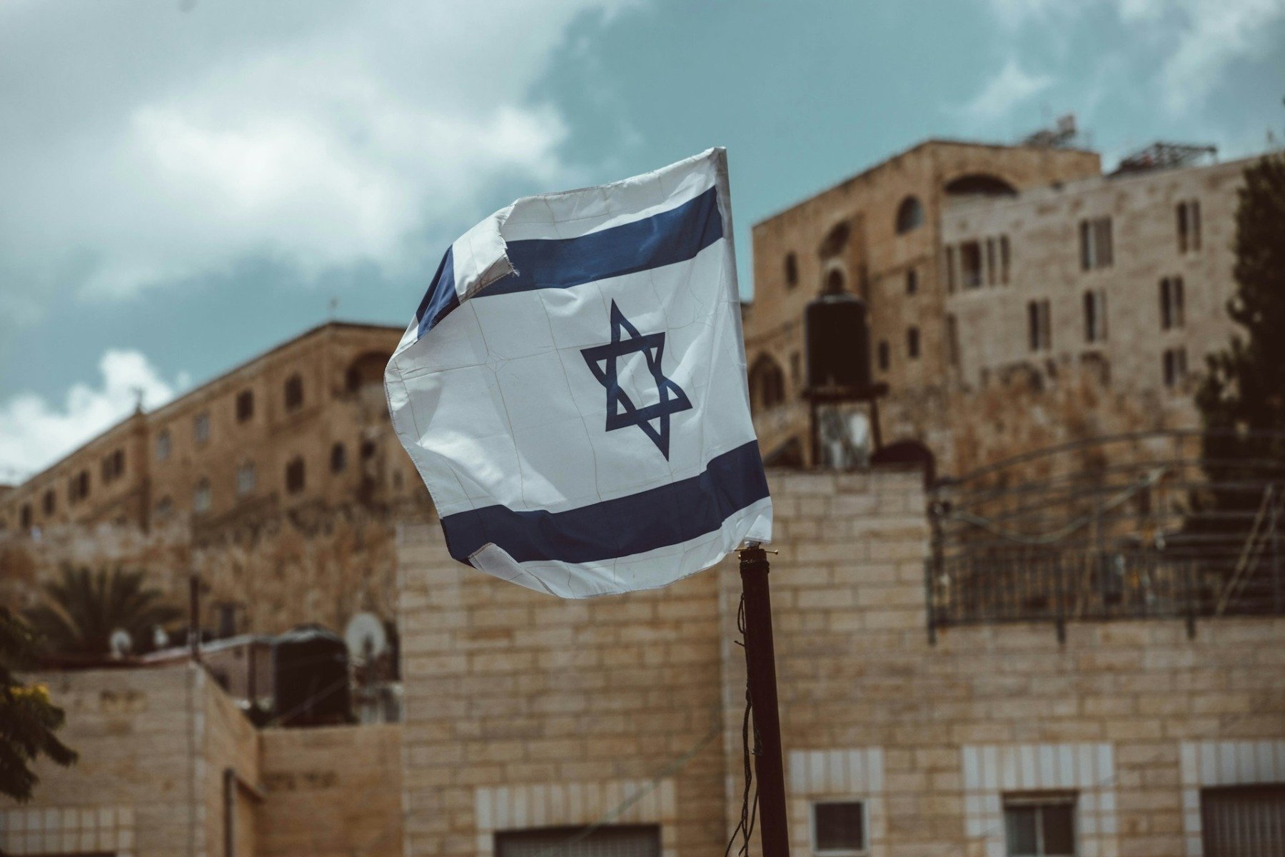 Israelul Suspende Achizițiile Militare din Franța, pe Fondul Tensiunilor Diplomatice Israelul a decis să oprească achizițiile de echipamente militare din Franța, o măsură ce marchează o escaladare a tensiunilor dintre cele două țări