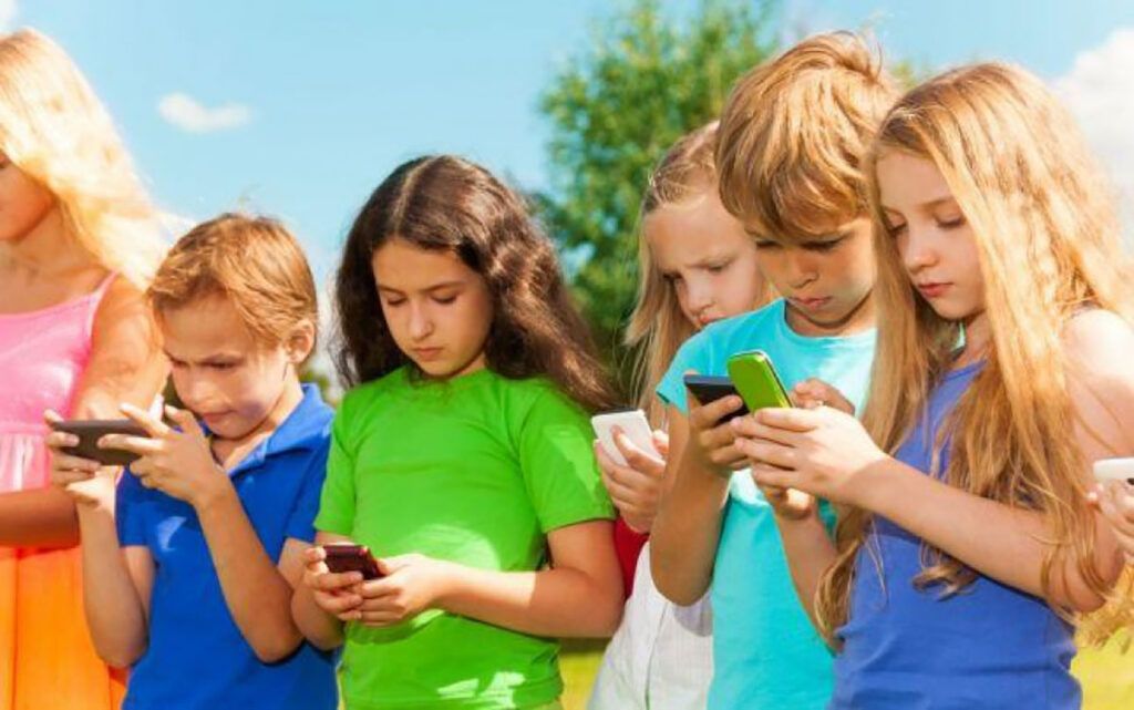 Copiii, tot mai vulnerabili în fața pericolelor din mediul online: Comisia Europeană și europarlamentarul Gabriela Firea propun măsuri concrete În contextul unei lumi digitale în continuă evoluție, unde tehnologia avansează rapid, iar legislația nu ține pasul, siguranța copiilor în mediul online devine o preocupare majoră