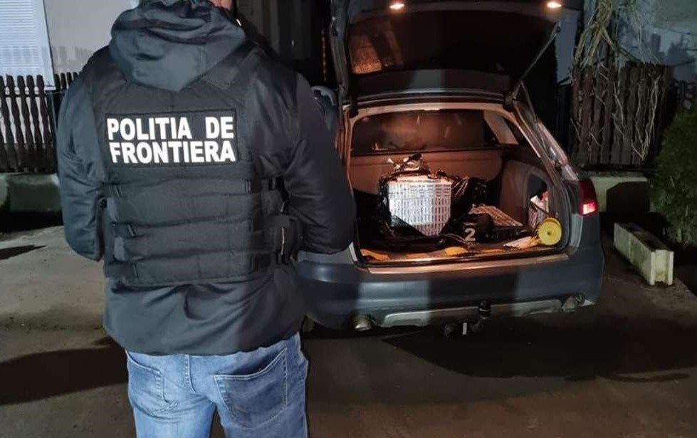 Peste 10.000 de produse contrafăcute, descoperite de polițiștii de frontieră Giurgiu Polițiștii de frontieră din cadrul Inspectoratului Teritorial al Poliției de Frontieră Giurgiu au confiscat peste 10.000 de articole de îmbrăcăminte, încălțăminte și parfumerie despre care se presupune că sunt contrafăcute