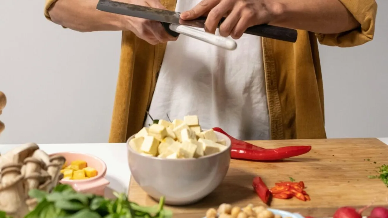 Tofu, din „restul” comunist în vedeta bucătăriilor moderne Soia, odinioară un produs asociat cu regimul comunist și cu lipsurile alimentare, își schimbă radical reputația în România