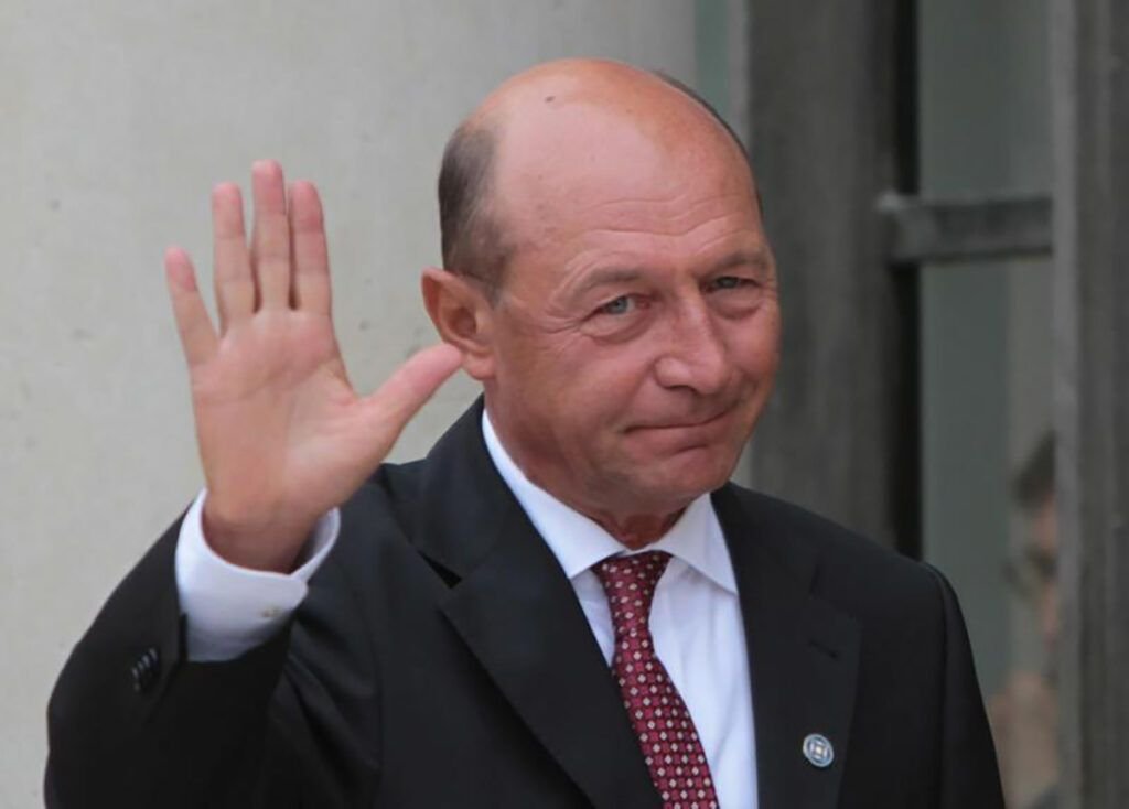 Băsescu, despre criza din Orientul Mijlociu: Iranul se apropie de bomba atomică Fostul președinte Traian Băsescu avertizează că Iranul se află într-o cursă periculoasă pentru a obține arma nucleară, într-un moment în care conflictul din Orientul Mijlociu pare să se intensifice