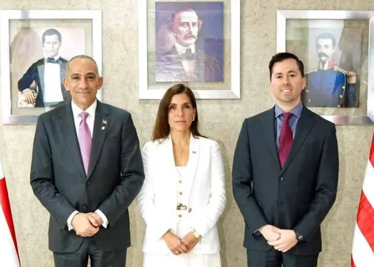 DEA redeschide biroul din Republica Dominicană, numind un nou agent special SANTO DOMINGO – Administrația pentru Combaterea Drogurilor din Statele Unite (DEA) a redeschis biroul din Santo Domingo, numind un nou agent special, Richard Cernuda, ca urmare a unui scandal de corupție care a dus la închiderea sa în februarie