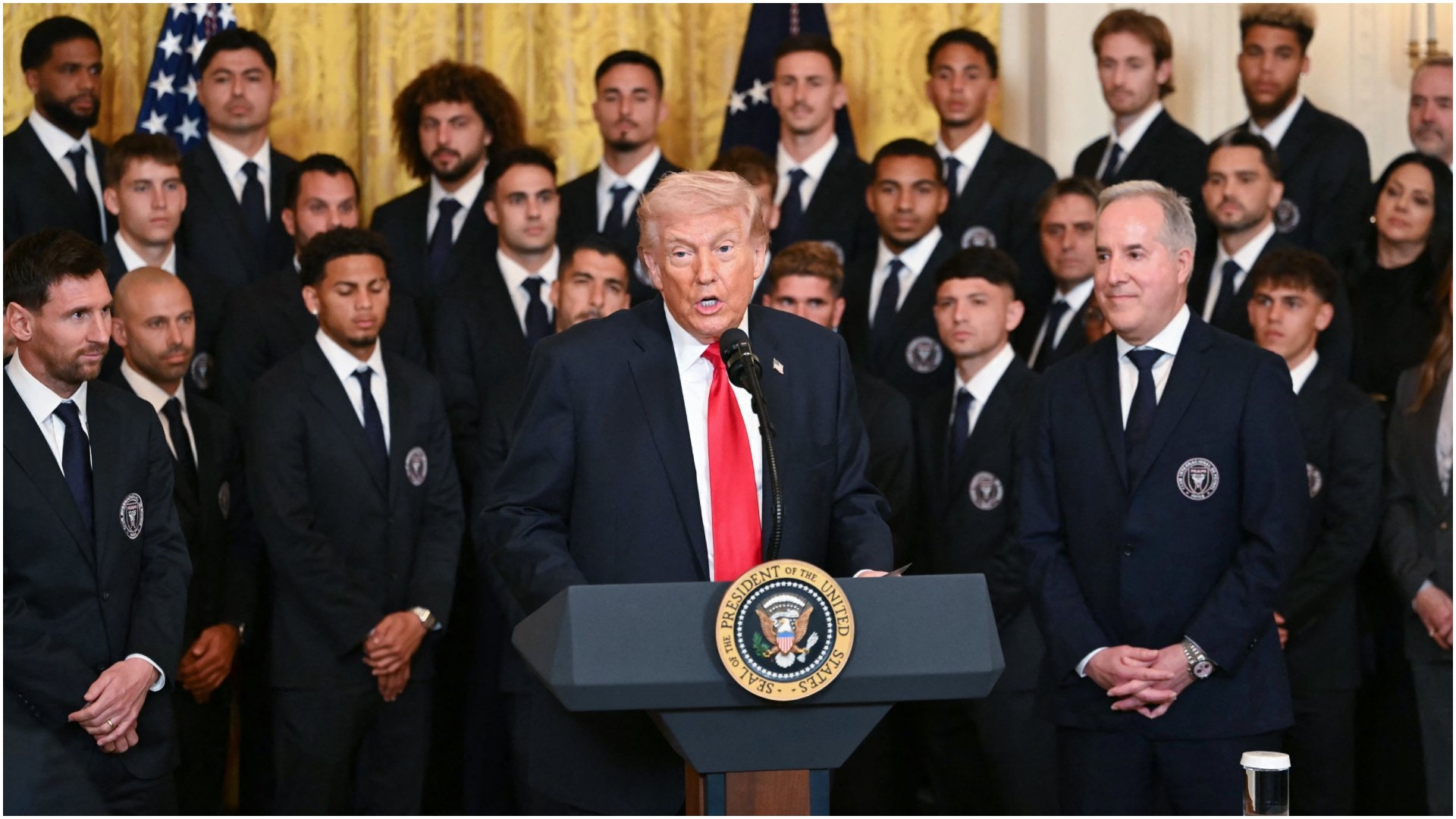 Lionel Messi și Inter Miami, primiți la Casa Albă de Donald Trump Starul argentinian Lionel Messi și echipa sa, Inter Miami, au fost invitați la Casa Albă de fostul președinte american Donald Trump pentru a celebra câștigarea titlului în MLS din sezonul trecut